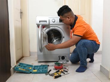 a technicians repairs dishwasher 